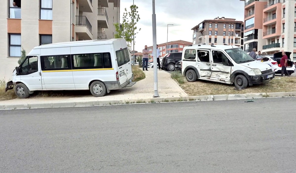 Minibüs ile Hafif Ticari Araç Çarpıştı: 2 Yaralı