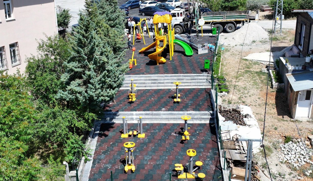 Yeşilyurt Belediyesi’nden Banazı’ya ‘Güneş Enerjili’ Çocuk Parkı! Açıklaması